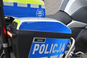 Prawy kufer boczny motocykla z napisem POLICJA oraz logiem Policji z numerem 112 i hasłem Pomagamy i Chronimy.