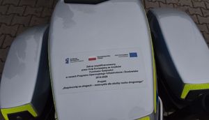 Pokrywa kufra centralnego z napisem &quot;Zakup współfinansowany przez Unię Europejską ze środków Funduszu Spójności w ramach programu operacyjnego  Infrastruktura i Środowisko 2014-2020. Projekt „Bezpieczniej na drogach - motocykle dla służby ruchu drogowego”