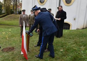 Komendant Policji, Burmistrz Olesna i Komendant PSP odsłaniają tablicę pamiątkowa przy Dębie Papieskim.