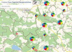 Zrzut z ekranu komputera aplikacji KMZB. Na mapie konturowej powiatu oleskiego w poszczególnych miejscach naniesione kółka z wpisanymi odnotowanymi zgłoszeniami na aplikację KMZB