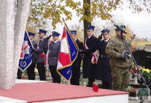 Poczet sztandarowy oleskiej komendy oddaje honory podczas odgrywania Hymnu Państwowego przy Pomniku Lotników Polskich